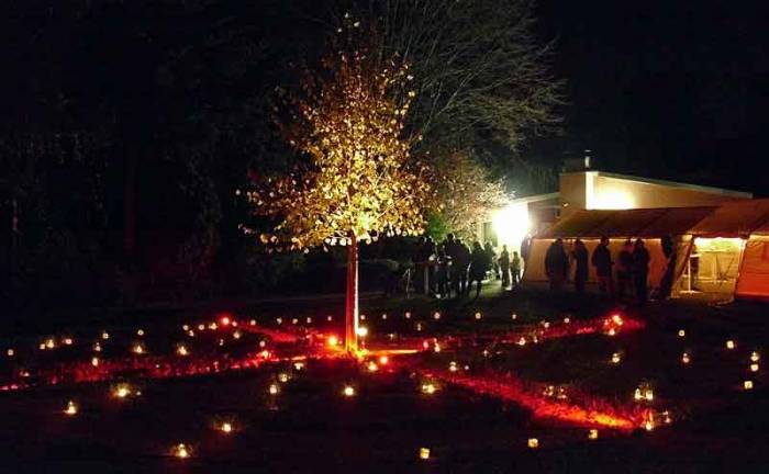“Labyrinth in Flammen” beim Adventsbasar 2011 in St. Meinolfus. 