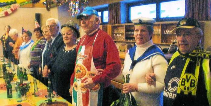 Die Gruppierung 60plus/minus feiert im Pfarrheim Karneval.